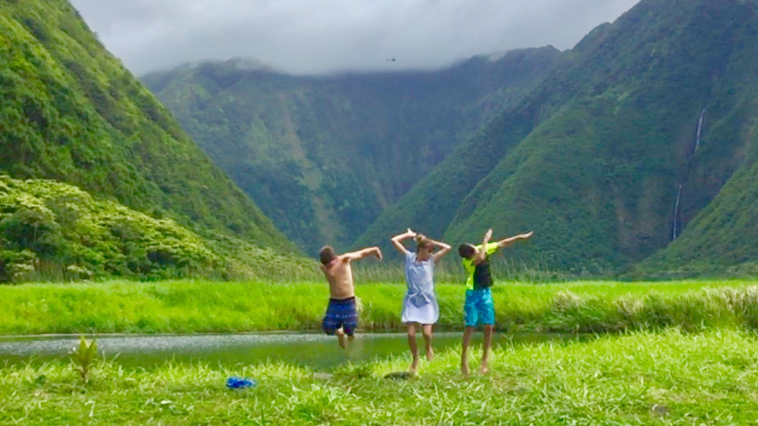 Children playing in Waimanu Valley